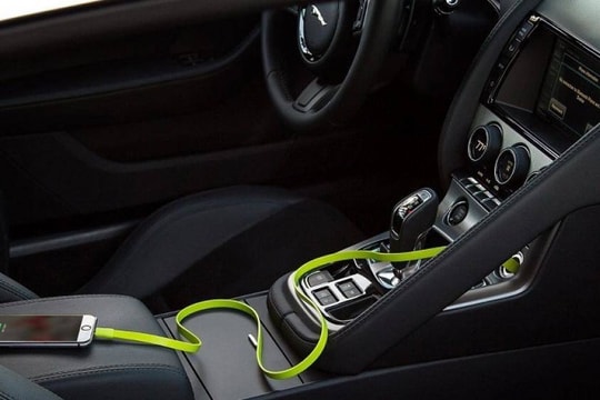 Sạc pin điện thoại, laptop trên ô tô có thể gây cháy nổ