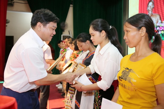 Nữ sinh đất ‘vàng vui’ tặng mẹ món quà đặc biệt 