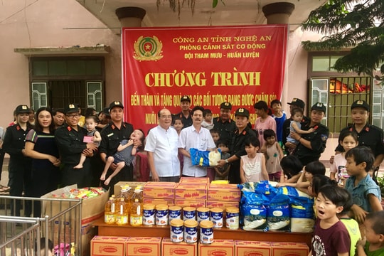 Hoạt động trao quà cho người nghèo ở các địa phương