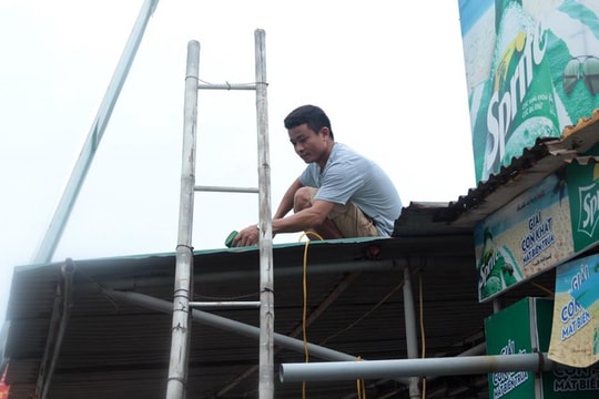 Người dân ven biển Nghệ An gia cố nhà cửa, tập kết tàu thuyền tránh bão số 4 sắp đổ bộ