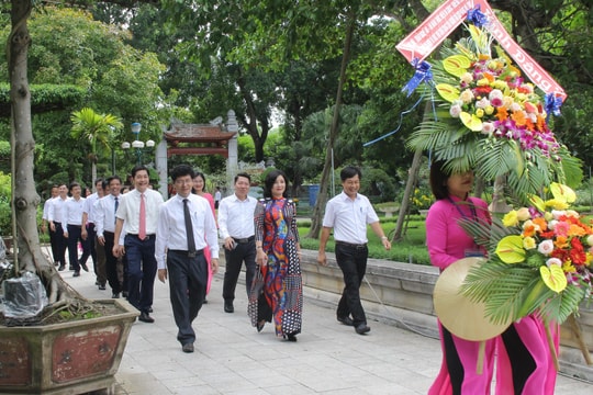 Ban tổ chức hội thảo 'Nghệ An - 50 năm thực hiện di chúc Bác' tưởng niệm Chủ tịch Hồ Chí Minh