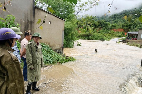Nhiều thôn bản ở huyện Tây Bắc Nghệ An bị cô lập do mưa lũ