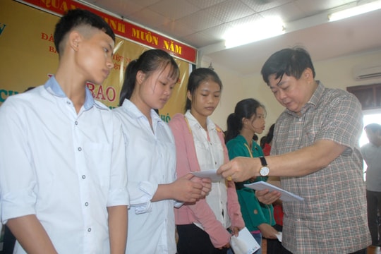 Đài Tiếng nói Việt Nam trao quà cho học sinh nghèo vượt khó huyện Yên Thành