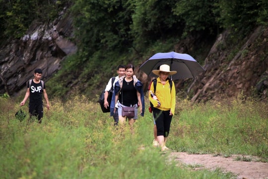 Giáo viên, học sinh ở 'ốc đảo' xa nhất Nghệ An đội mưa về nghỉ lễ