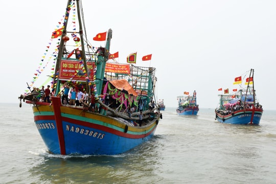 Ngư dân Nghệ An vượt sóng bám ngư trường