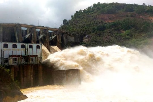  Thủy điện Khe Bố xả lũ sau bão số 4