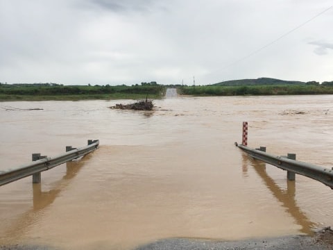 Nhiều cầu tràn ở Nghệ An ngập nước, giao thông chia cắt