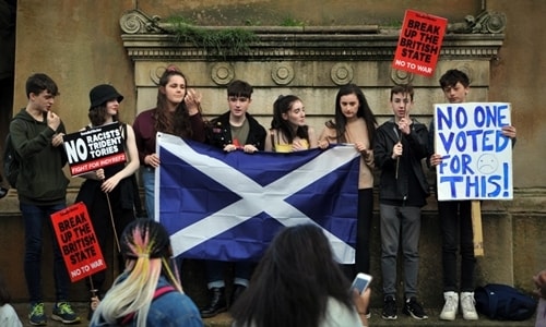 Người Anh biểu tình phản đối Thủ tướng