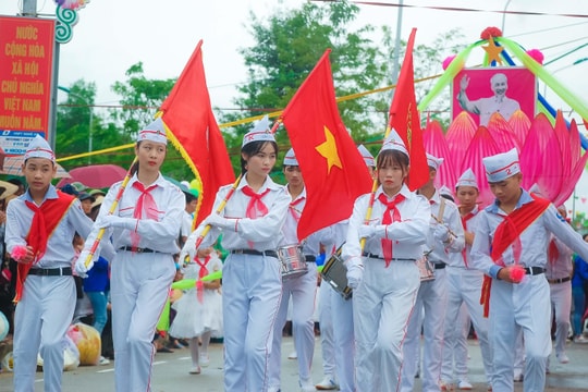 Hàng nghìn học sinh ở Nghệ An thi nghi thức Đội chào mừng Quốc khánh