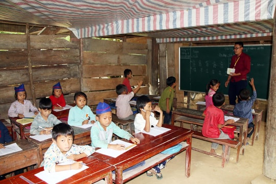 Lớp học dưới gầm nhà sàn ở bản Khơ Mú nơi miền Tây Nghệ An