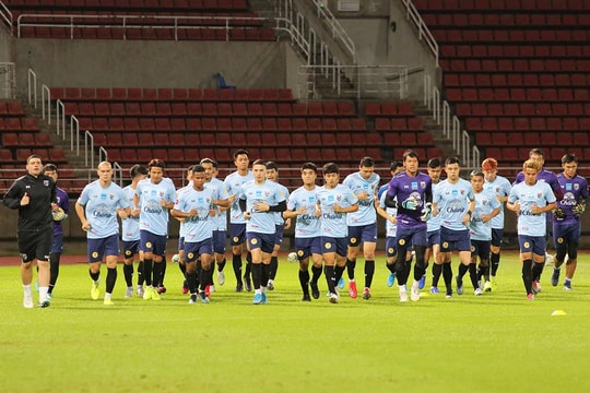 Cận cảnh buổi tập của ĐT Thái Lan trên sân Thammasat trước trận gặp Việt Nam