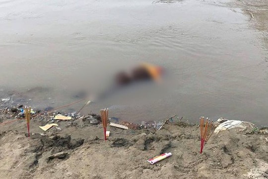 Đi bắt cá cùng bố, con bị trượt chân xuống hồ chết đuối