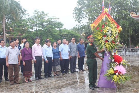 Đoàn đại biểu Quốc hội khu vực 9, CHDCND Lào dâng hương tại Nghĩa trang Liệt sỹ quốc tế Việt - Lào