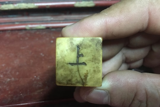 Gia đình ở Nghệ An đang lưu giữ triện cổ bằng ngà voi quý hiếm