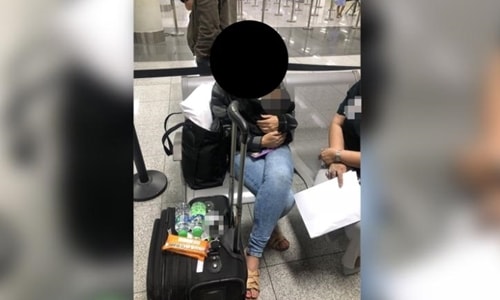 Người phụ nữ Mỹ giấu em bé trong hành lý