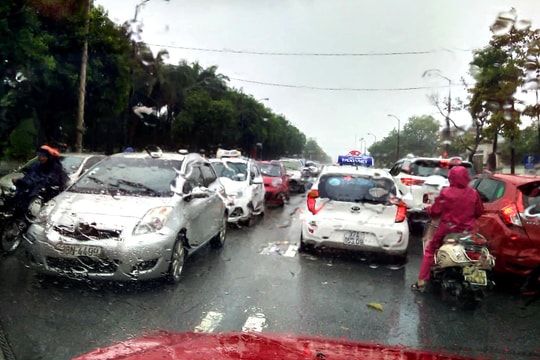 TP Vinh lại ngập sau trận mưa lớn, ô tô xếp hàng dài 'dò đường'