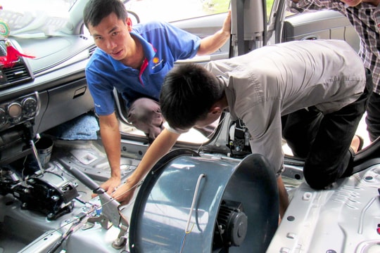 Thợ sửa xe thành Vinh 'hốt bạc' những ngày ngập lụt