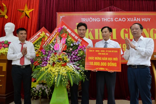 Chủ nhiệm Ủy ban Kiểm tra Tỉnh ủy dự lễ khai giảng năm học mới tại Trường THCS Cao Xuân Huy