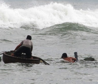 Thuyền thúng lật úp ngoài biển, 1 ngư dân thoát nạn