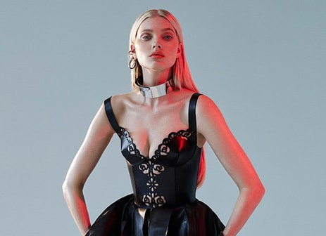 Đường cong 'gây mê' của thiên thần nội y có vòng eo 58cm