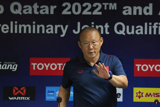 HLV Park khẳng định Việt Nam không sợ Thái Lan, nổi giận trong phòng họp báo