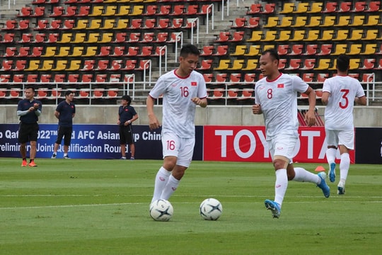 Trước ngày đấu Thái Lan, Trọng Hoàng và Văn Hậu sung mãn trên sân Thammasat