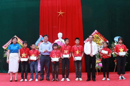 Lãnh đạo tỉnh dự lễ khai giảng, đánh trống chào năm học mới