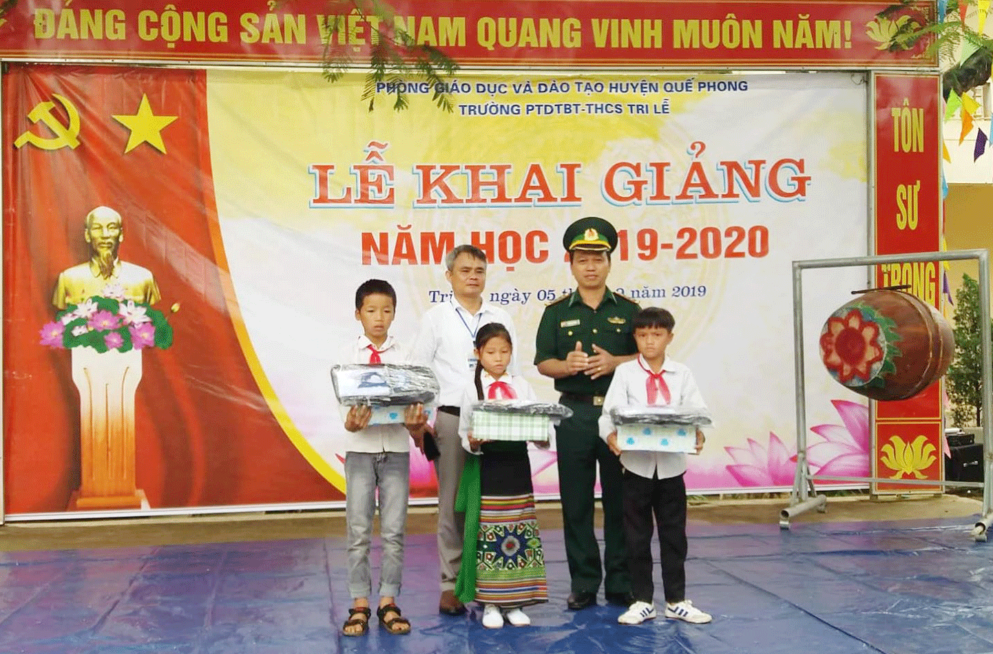Trao quà cho học sinh nghèo trong ngày khai giảng năm học mới