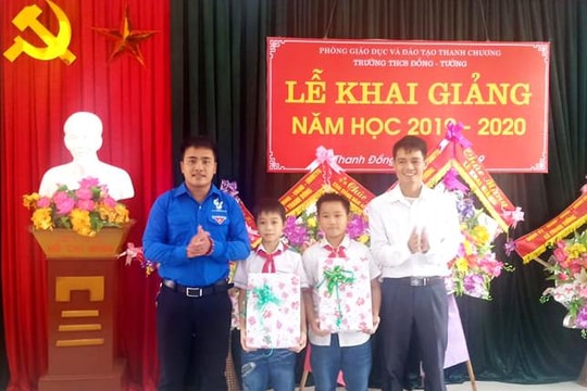 Khen thưởng 2 em học sinh lớp 6 nhặt được của rơi trả người đánh mất