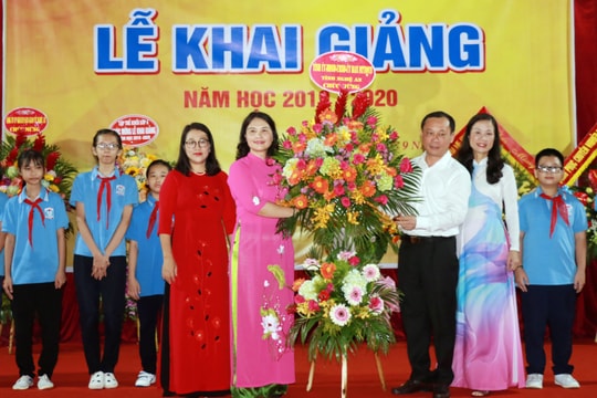 Bí thư Thành ủy Vinh dự lễ khai giảng Trường THCS Đặng Thai Mai