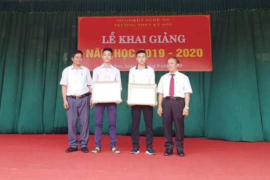 Giám đốc Sở Giáo dục và Đào tạo khen thưởng 2 học sinh dũng cảm cứu người giữa dòng nước lũ