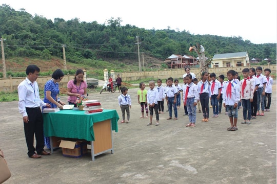Lễ khai giảng không loa đài, không có hoa của 9 học sinh tộc người Đan Lai