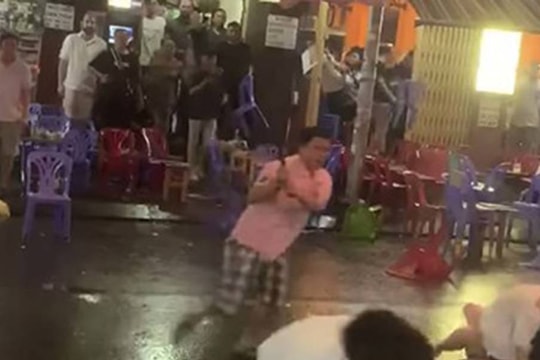 10 người hỗn chiến trên phố đi bộ bị bắt