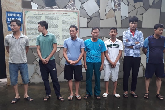 7 con bạc đánh liêng giữa trưa trong xưởng đá ở Nghệ An