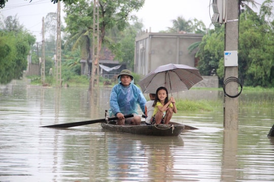 Nghệ An: Nước ngập trắng ruộng đồng, dân bơi thuyền đi lại