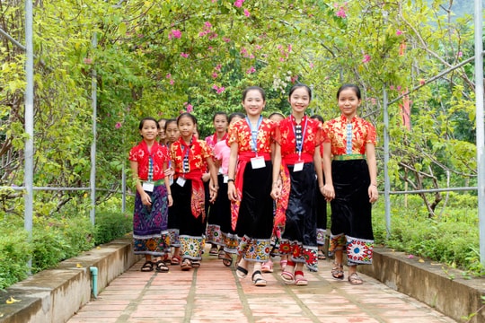Ấn tượng với những bộ trang phục dân tộc của học sinh vùng cao trong ngày khai giảng
