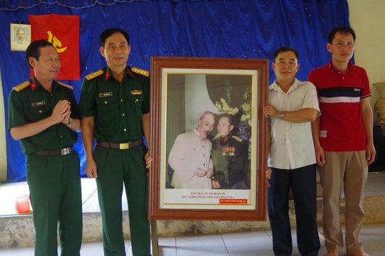 Chỉ huy trưởng Bộ CHQS tỉnh dự sinh hoạt chi bộ bản vùng cao Quế Phong