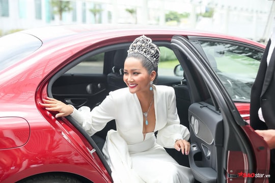 H'Hen Niê đội vương miện 2.7 tỷ, hào hứng trở thành 'host' Miss Universe Vietnam 2019
