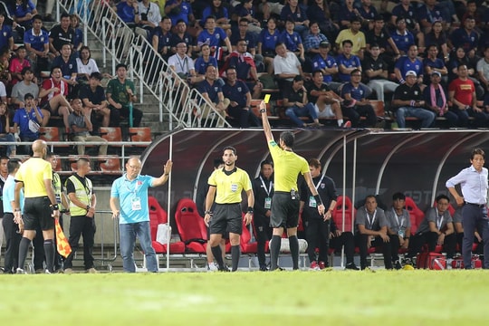 Thầy Park và tấm thẻ vàng chạm vào trái tim người hâm mộ