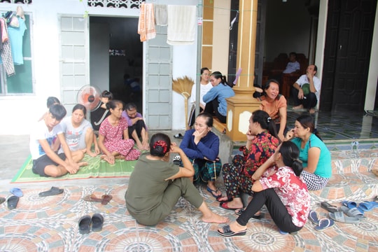 Người thân thuyền viên Nghệ An khóc ngất, chờ đợi tin tức cứu nạn từ Quảng Bình