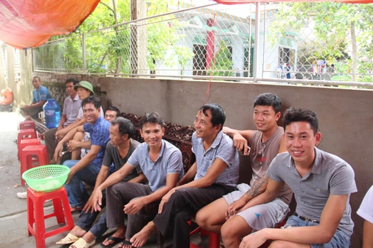 Người dân làng biển Nghệ An mong ngóng đón 4 thuyền viên được cứu sống trở về