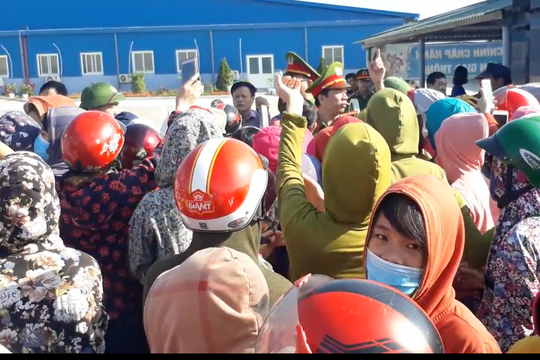 Công nhân nhà máy may Wooin Vina đình công phản đối quản đốc