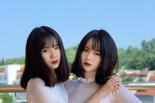 Cặp chị em song sinh xinh như búp bê gây sốt trong ngày lễ khai giảng