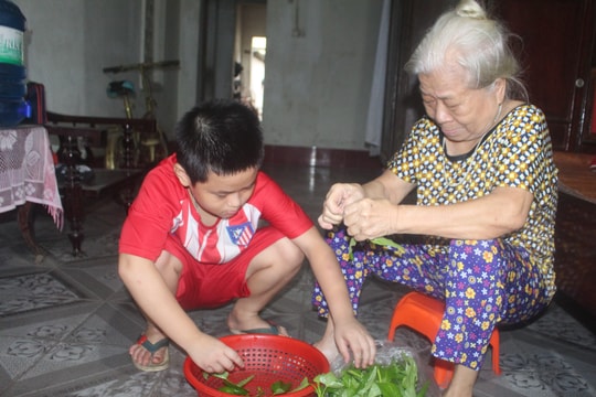 Xót thương hoàn cảnh bé trai mồ côi bố mẹ sống với bà nội gần 80 tuổi