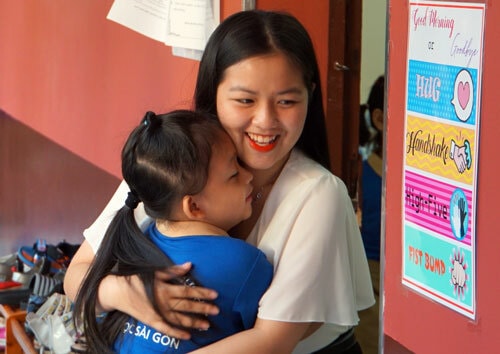 Màn chào hỏi đáng yêu của cô trò lớp 1