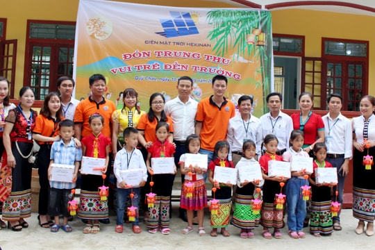 Trao 275 suất quà cho học sinh nghèo ở Quỳ Châu nhân dịp năm học mới