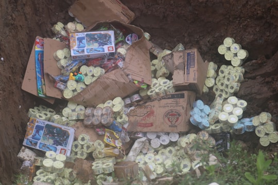 Tiêu hủy 1.600 súng nhựa, đồ chơi cùng nhiều hàng nhập lậu