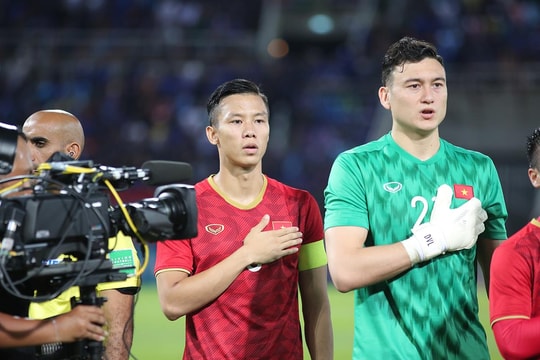 Đầu gối rướm máu của Quế Ngọc Hải và sự bất lực của người Thái