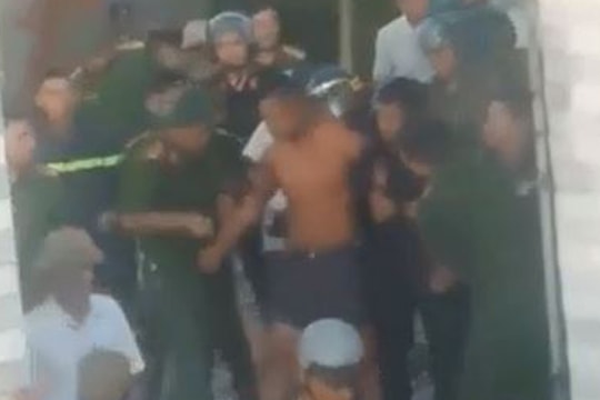 Nghệ An: Huy động xe cứu hỏa phun nước bắt nam thanh niên ôm bình gas cố thủ