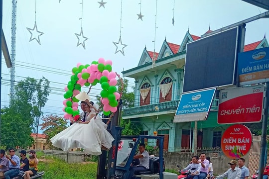 Độc đáo màn rước dâu bằng xe nâng hàng ở Nghệ An